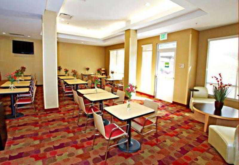 Towneplace Suites By Marriott Phoenix Гудиър Ресторант снимка
